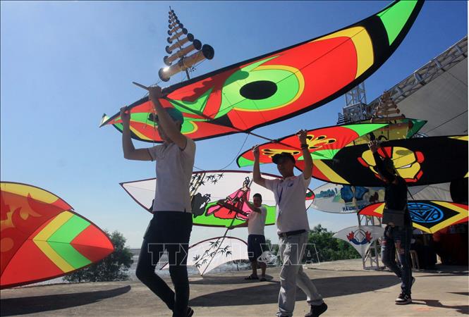 Artisans fly their works at the festival. VNA Photo: Thế Duyệt