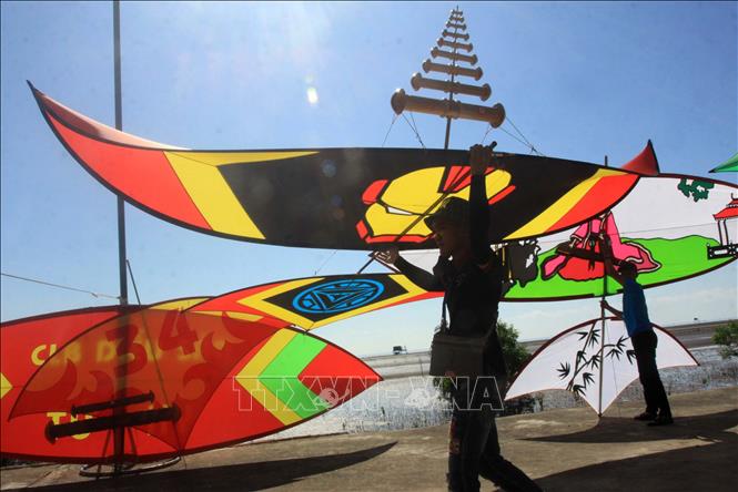 Artisans fly their works at the festival. VNA Photo: Thế Duyệt