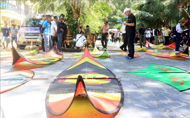 The jury grade kites at the festival. VNA Photo: Thế Duyệt