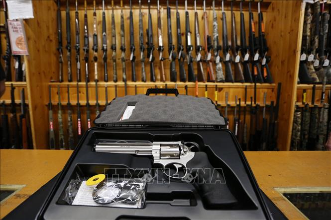 Trong ảnh (tư liệu): Súng được bán tại cửa hàng ở Ottawa, Canada, ngày 3/6/2022. Ảnh: AFP/ TTXVN