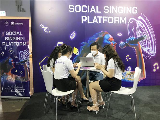 Businesses meet at the exhibition. VNA Photo: Mỹ Phương