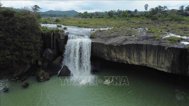Thác Dray Nur hùng vĩ có chiều dài hơn 250m, chiều cao trên 30m, trải rộng khoảng 150m, nối liền hai tỉnh Đắk Lắk và Đắk Nông. Ảnh: Vũ Sinh – TTXVN
