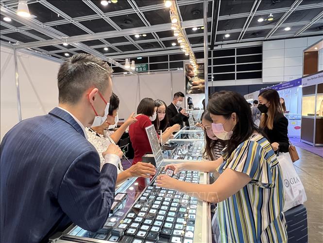 Khách tham quan ngắm nhìn các đồ trang sức tinh xảo của Công ty trang sức đá quý Cixi. Ảnh: Mạc Luyện - PV TTXVN tại Hong Kong (Trung Quốc)
