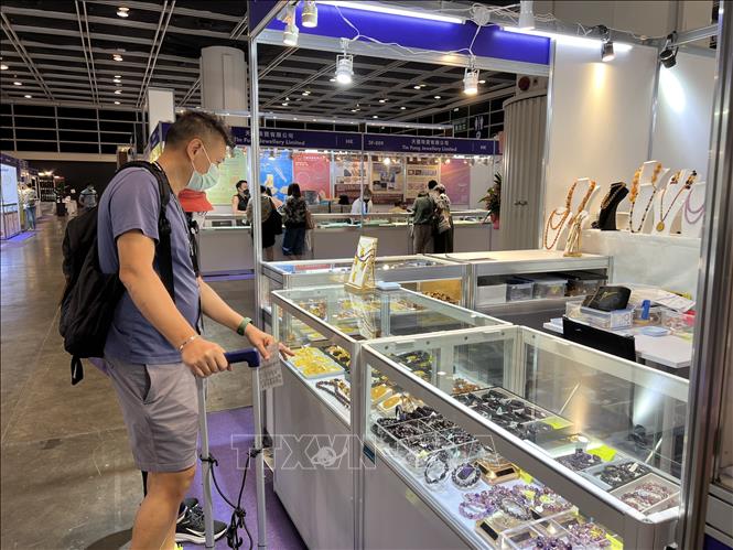 Khách tham quan ngắm nhìn các đồ trang sức tinh xảo. Ảnh: Mạc Luyện - PV TTXVN tại Hong Kong (Trung Quốc)
