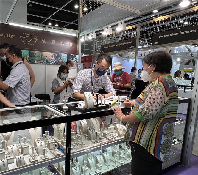 Khách tham quan ngắm nhìn các đồ trang sức tinh xảo. Ảnh: Mạc Luyện - PV TTXVN tại Hong Kong (Trung Quốc)