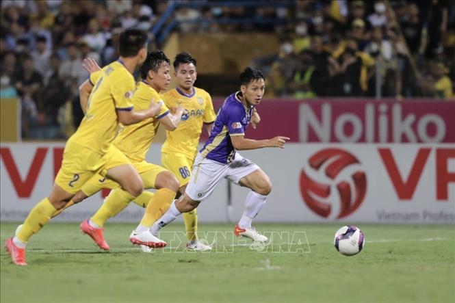 Pha thoát xuống của tiền vệ Hùng Dũng (số 88, Hà Nội FC). Ảnh: Minh Quyết - TTXVN