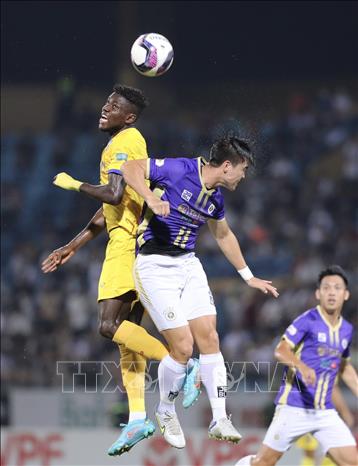 Pha tranh bóng giữa hậu vệ Duy Mạnh (số 28,  Hà Nội FC) và tiền đạo CLB SLNA. Ảnh: Minh Quyết - TTXVN
