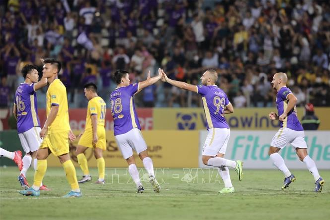 Tiền đạo Siladi Vladimir ghi bàn thắng san bằng tỷ số 1-1 cho Hà Nội FC ở phút thứ 53 của trận đấu. Ảnh: Minh Quyết - TTXVN
