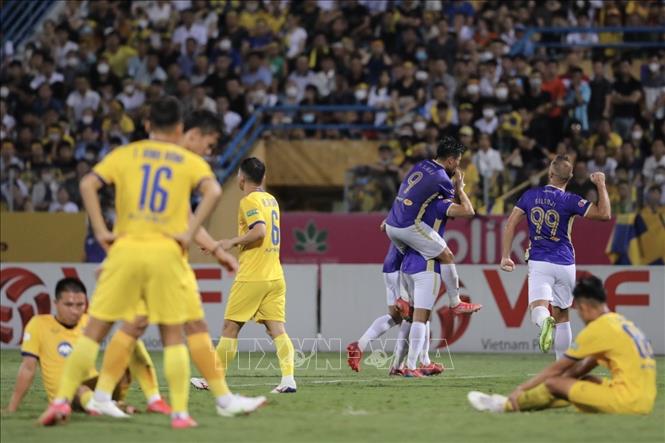 Các cầu thủ Hà Nội FC ăn mừng bàn thắng của cầu thủ Thành Chung (số 16,  Hà Nội FC) ở phút 76 của trận đấu. Ảnh: Minh Quyết - TTXVN