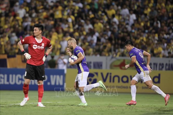 Tiền đạo Siladi Vladimir ghi bàn thắng san bằng tỷ số 1-1 cho  Hà Nội FC ở phút thứ 53 của trận đấu. Ảnh: Minh Quyết - TTXVN