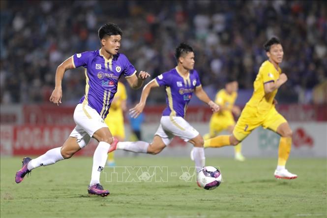 Pha lên bóng trung lộ của Hà Nội FC. Ảnh: Minh Quyết - TTXVN