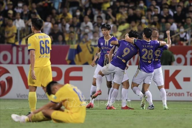 Các cầu thủ  Hà Nội FC ăn mừng bàn thắng của cầu thủ Thành Chung (số 16,  Hà Nội FC) ở phút 76 của trận đấu. Ảnh: Minh Quyết - TTXVN