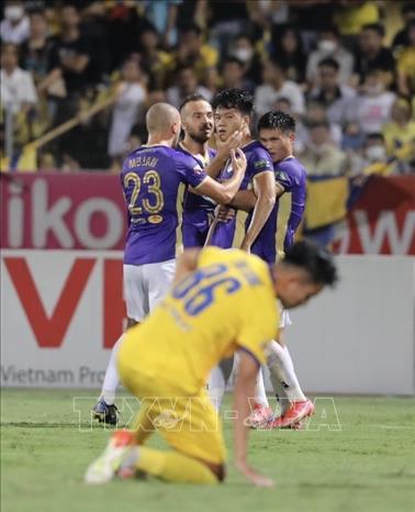 Các cầu thủ  Hà Nội FC ăn mừng bàn thắng của cầu thủ Thành Chung (số 16,  Hà Nội FC) ở phút 76 của trận đấu. Ảnh: Minh Quyết - TTXVN