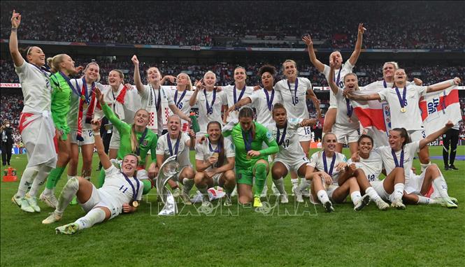 Trong ảnh: Niềm vui đăng quang vô địch UEFA Women's Euro 2022 của các nữ tuyển thủ Anh trên sân Wembley, London ngày 31/7/2022. Ảnh: AFP/TTXVN