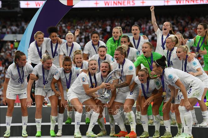 Trong ảnh: Niềm vui đăng quang vô địch UEFA Women's Euro 2022 của các nữ tuyển thủ Anh trên sân Wembley, London ngày 31/7/2022. Ảnh: AFP/TTXVN
