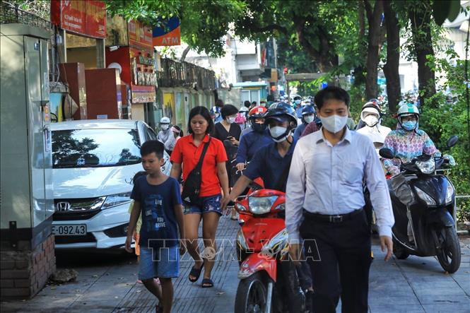 Trong ảnh: Xe máy chiếm vỉa hè của người đi bộ đoạn qua nút giao Ngã Tư Sở. Ảnh: Tuấn Anh - TTXVN