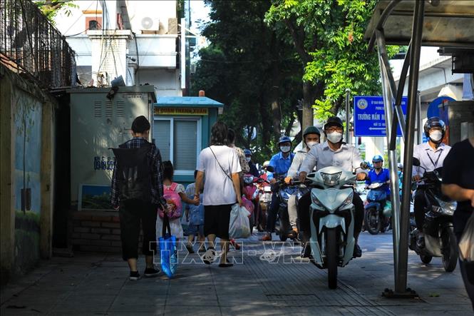 Trong ảnh: Người đi bộ xen lẫn xe máy khi đi trên vỉa hè đoạn qua nút giao Ngã Tư Sở. Ảnh: Tuấn Anh - TTXVN