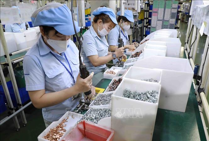 Sản xuất đồ điện gia dụng tại nhà máy của Công ty TNHH Panasonic Life Solutions Việt Nam, Khu công nghiệp Việt Nam - Singapore (VSIP) ở thị xã Tân Uyên, tỉnh Bình Dương. Ảnh: Vũ Sinh - TTXVN