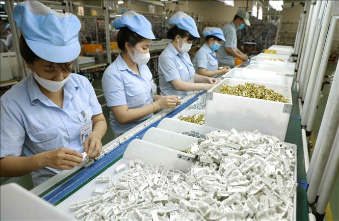 Sản xuất đồ điện gia dụng tại nhà máy của Công ty TNHH Panasonic Life Solutions Việt Nam, Khu công nghiệp Việt Nam - Singapore (VSIP) ở thị xã Tân Uyên, tỉnh Bình Dương. Ảnh: Vũ Sinh - TTXVN