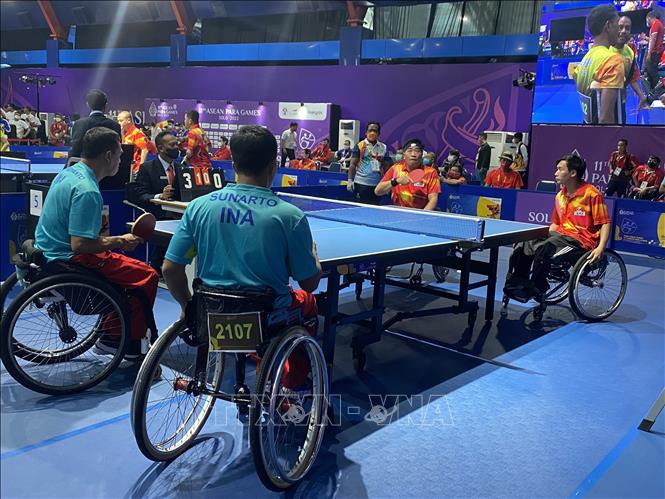 Vietnamese players (red T-shirt) during a qualifying match with their Indonesian rivals on July 31. VNA Photo