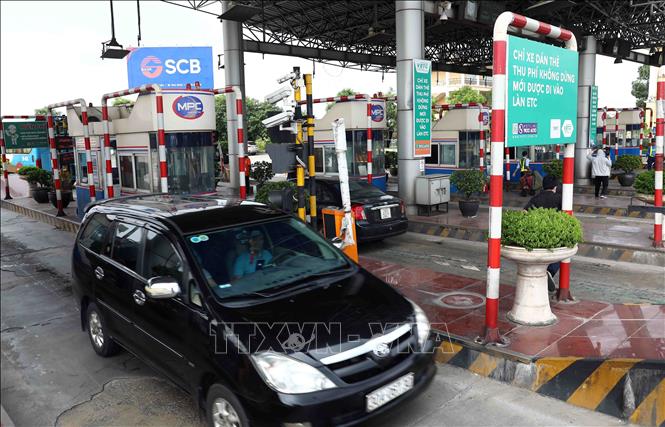 Theo thống kê, lượng phương tiện lưu thông qua Trạm thu phí BOT Pháp Vân - Cầu Giẽ khoảng 60.000 lượt/ngày, ước tính 80% phương tiện đã dán thẻ VETC (thu phí dịch vụ sử dụng đường bộ theo hình thức điện tử tự động không dừng) . Ảnh: Phạm Kiên - TTXVN