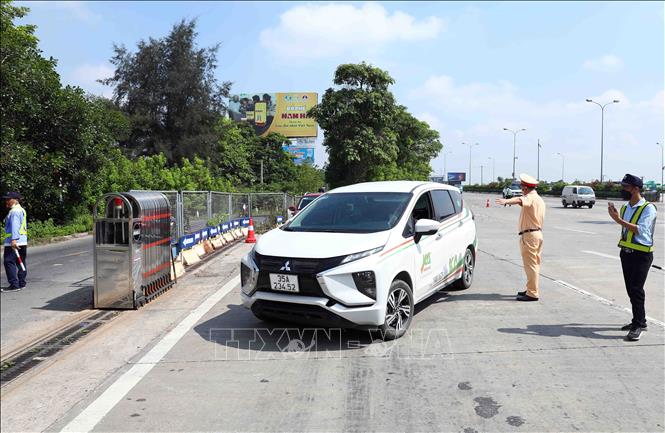 Các phương tiện không chấp hành tự nguyện dán thẻ VETC (thu phí dịch vụ sử dụng đường bộ theo hình thức điện tử tự động không dừng) sẽ được lực lượng chức năng yêu cầu quay đầu hoặc đi vào đường gom. Ảnh: Phạm Kiên - TTXVN