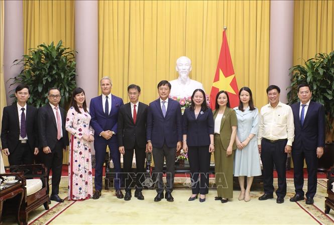 Phó Chủ tịch nước Võ Thị Ánh Xuân chụp ảnh chung với Chủ tịch Tập đoàn Bảo hiểm Nhân thọ AIA Lee Yuan Siong và các đại biểu. Ảnh: Lâm Khánh - TTXVN