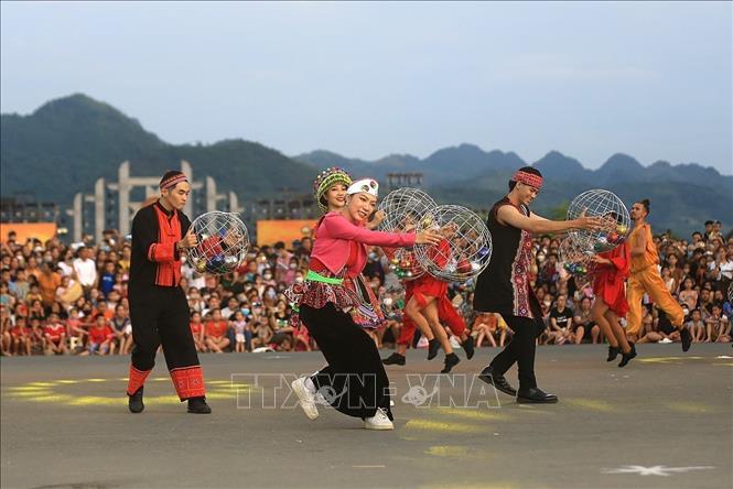 A performance at the street carnival in Hoa Binh City on July 31. VNA Photo: Trọng Đạt