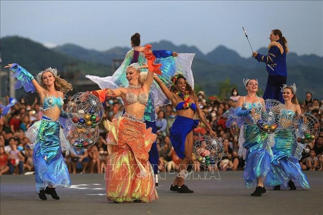 A performance at the street carnival in Hoa Binh City on July 31. VNA Photo: Trọng Đạt