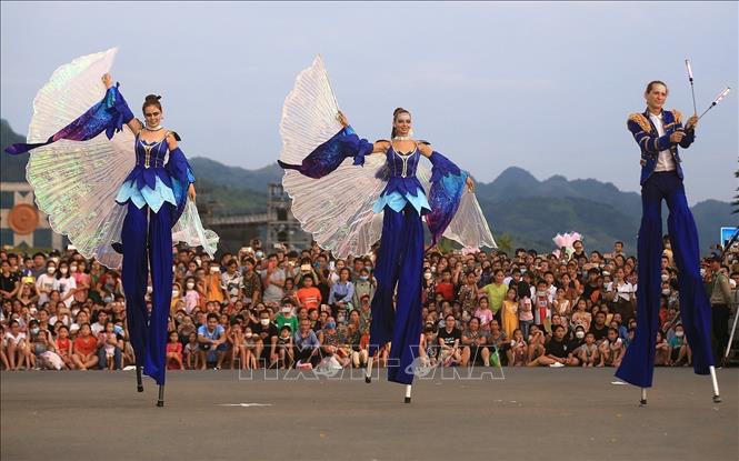 A performance at the street carnival in Hoa Binh City on July 31. VNA Photo: Trọng Đạt