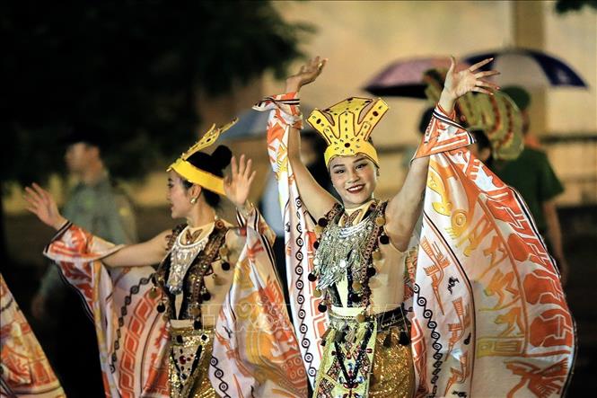 A performance at the street carnival in Hoa Binh City on July 31. VNA Photo: Trọng Đạt
