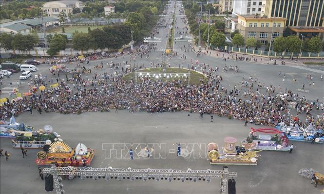 A view of the street carnival in Hoa Binh City on July 31. VNA Photo: Trọng Đạt