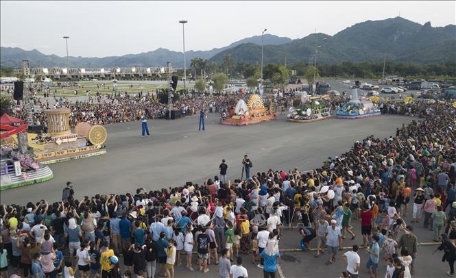 A view of the street carnival in Hoa Binh City on July 31. VNA Photo: Trọng Đạt