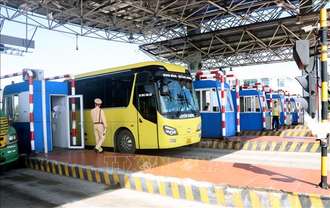 Trong ảnh: Từ 9 giờ ngày 1/8, trạm thu phí cầu Bạch Đằng trên cao tốc Hạ Long - Hải Phòng thực hiện thu phí không dừng. Ảnh: Văn Đức - TTXVN