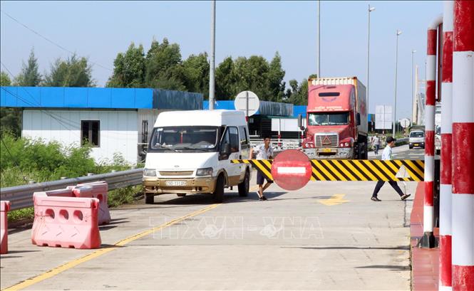 Trong ảnh: Các phương tiện chưa dán thẻ định danh bị từ chối sử dụng dịch vụ trên cao tốc Hạ Long - Hải Phòng. Ảnh: Văn Đức - TTXVN
