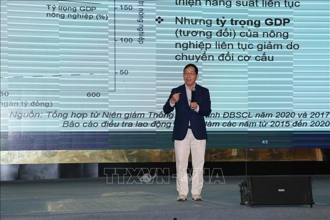 Trong ảnh: Tiến sĩ Vũ Thành Tự Anh, Giám đốc Trường Chính sách công và Quản lý Fulbright Việt Nam, đồng chủ biên và Trưởng nhóm nghiên cứu báo cáo tại lễ công bố. Ảnh: Ngọc Thiên-TTXVN