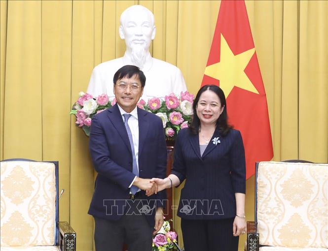 Vice President Vo Thi Anh Xuan receives President and CEO of the AIA Group Lee Yuan Siong. VNA Photo: Lâm Khánh
