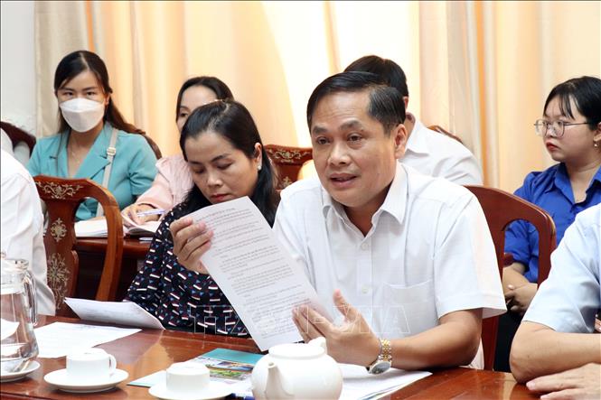 Phó Chủ tịch Ủy ban nhân dân thành phố Cần Thơ Nguyễn Văn Hồng trao đổi tại buổi làm việc.Ảnh: Trung Kiên - TTXVN