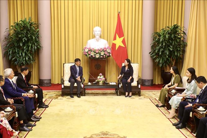 Vice President Vo Thi Anh Xuan receives President and CEO of the AIA Group Lee Yuan Siong. VNA Photo: Lâm Khánh

