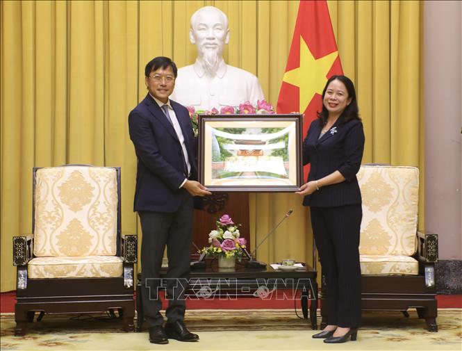 Vice President Vo Thi Anh Xuan presents a gift to President and CEO of the AIA Group Lee Yuan Siong. VNA Photo: Lâm Khánh

