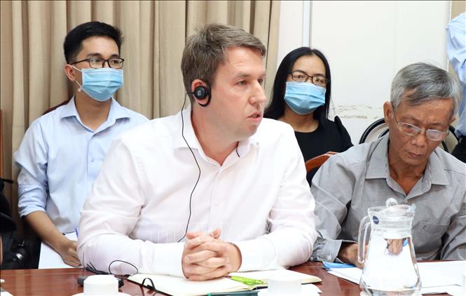 Ông Oliver Milosch (Tổ chức Hợp tác Quốc tế Đức) trao đổi với các đại biểu tại buổi làm việc. Ảnh: Trung Kiên - TTXVN