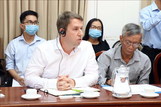 Ông Oliver Milosch (Tổ chức Hợp tác Quốc tế Đức) trao đổi với các đại biểu tại buổi làm việc. Ảnh: Trung Kiên - TTXVN