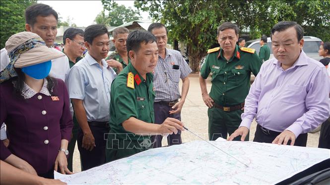 Trong ảnh: Đoàn đại biểu Quốc hội đơn vị tỉnh Tây Ninh khảo sát tuyến đường tuần tra biên giới bị hư hỏng thuộc địa phận huyện Tân Biên, tỉnh Tây Ninh. Ảnh: Thanh Tân - TTXVN