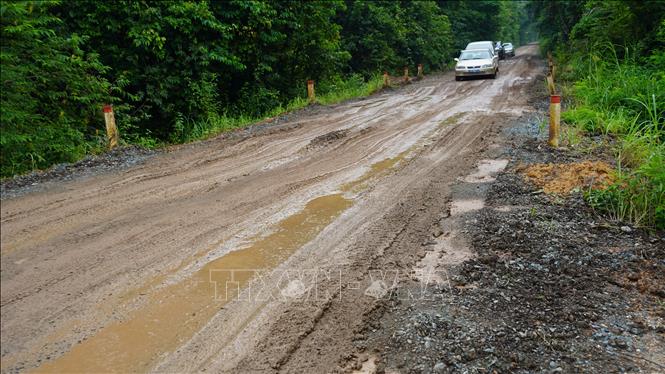 Trong ảnh: Đường tuần tra biên giới bị hư hỏng thuộc địa phận huyện Tân Biên, tỉnh Tây Ninh. Ảnh: Thanh Tân-TTXVN