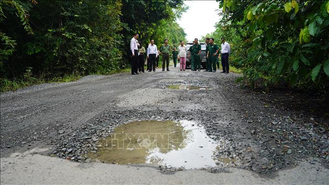 Trong ảnh: Đoàn đại biểu Quốc hội đơn vị tỉnh Tây Ninh khảo sát tuyến đường tuần tra biên giới bị hư hỏng thuộc địa phận huyện Tân Biên, tỉnh Tây Ninh. Ảnh: Thanh Tân-TTXVN