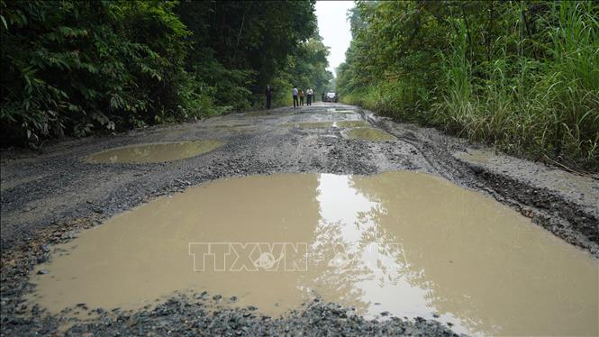 Trong ảnh: Đoàn đại biểu Quốc hội đơn vị tỉnh Tây Ninh khảo sát tuyến đường tuần tra biên giới bị hư hỏng thuộc địa phận huyện Tân Biên, tỉnh Tây Ninh. Ảnh: Thanh Tân-TTXVn
