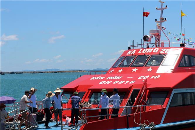 From Cai Rong Port in Van Don District, another island district of Quang Ninh Province, you can take high-speed boat trips that take one hour and half to cover the distance. VNA Photo: Thanh Vân