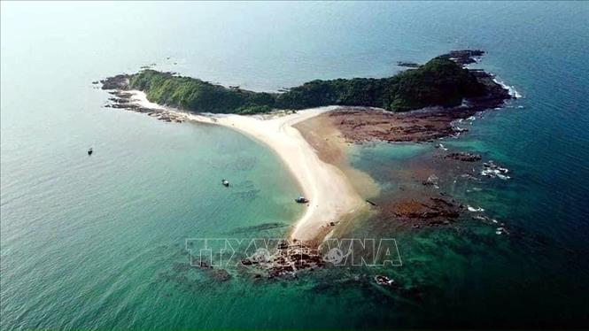 Bird-eye view of Ca Chep island at Dong Tien commune, Co To island district. VNA Photo: Thanh Vân