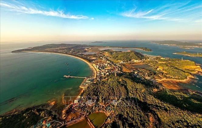 The revenue from tourism of Co To island district achieves over 405 billion VND in the first seven months of this year. VNA Photo: Thanh Vân
