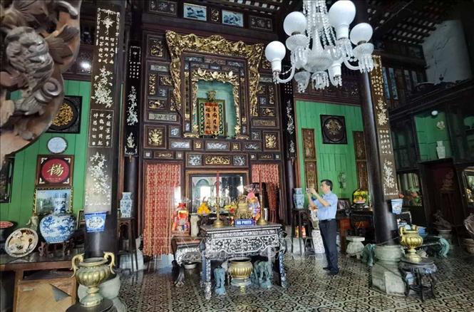 Nhà giữa là nơi thờ tự, với cách bài trí thuần Việt. Ảnh: Thanh Tùng - TTXVN